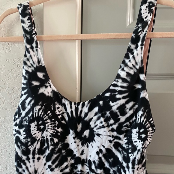 NWT Dolce Vita Tie Dye High Cut One Piece Swimsuit - Picture 4 of 5
